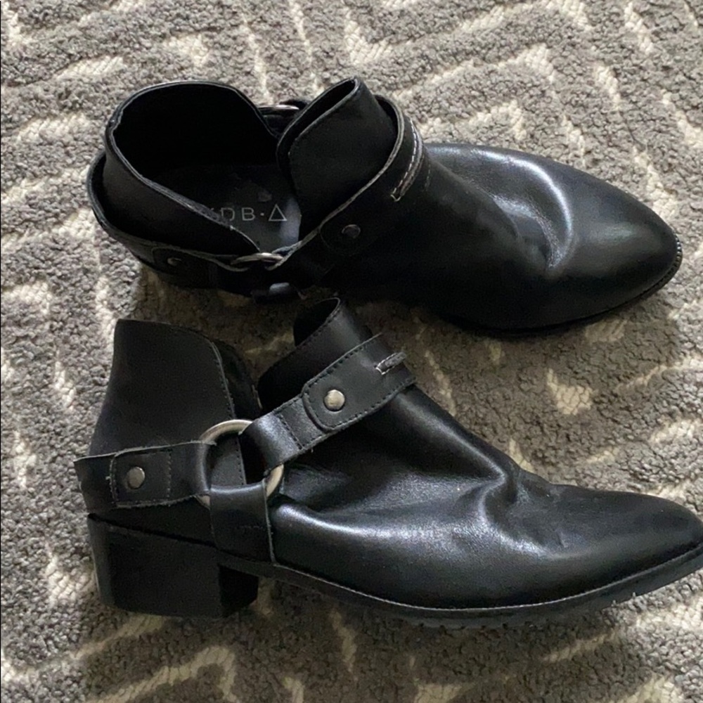 Kelsi Daggers ankle booties